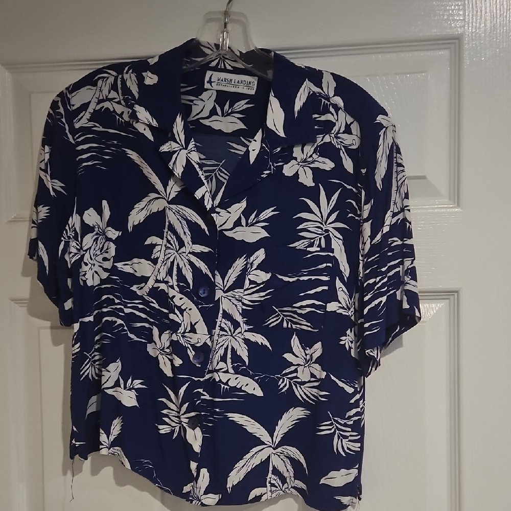 Marsh Landing Blue and White Floral Shirt Pocket Front Button Down Short Sleeve
